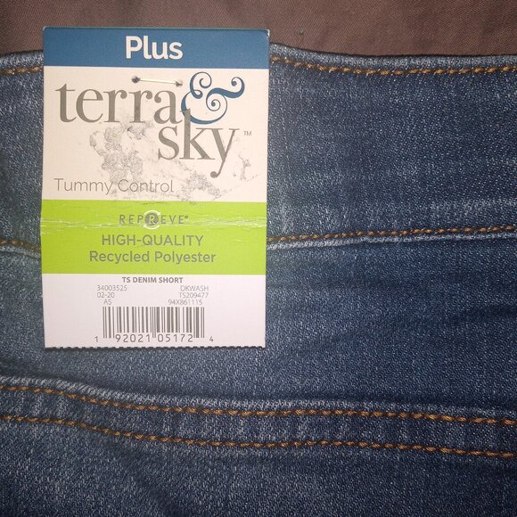 Shorts and tank top - Picture 3 of 7